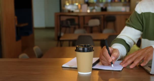 Mittlere Sektion Männlicher Führungskräfte Schreibt Tagebuch Büro Cafeteria — Stockvideo