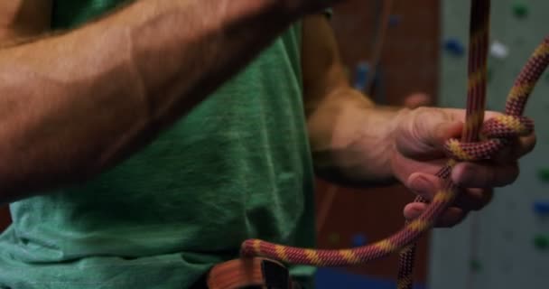 Primer Plano Del Hombre Atando Cuerda Gimnasio Bouldering — Vídeos de Stock