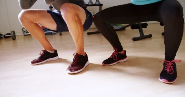 Mann Und Frau Trainieren Mit Der Kettlebell Fitnessstudio — Stockvideo