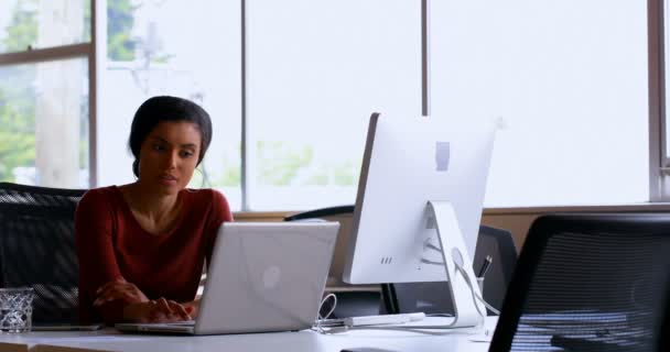 のオフィスでデスクでノート パソコンを使用しての女性役員 — ストック動画