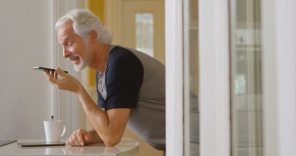 Sorrindo Sênior Homem Falando Celular Casa — Vídeo de Stock