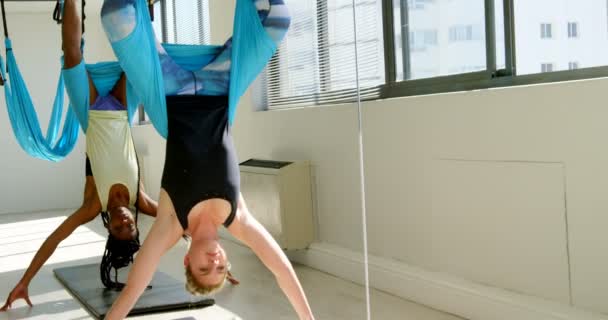 妇女小组在健身室的吊床秋千运动4K — 图库视频影像