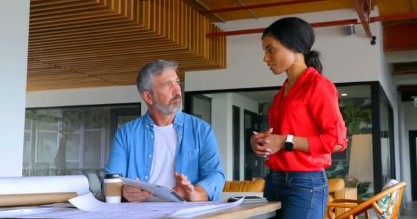 Leidinggevenden Met Elkaar Bespreken Balie Kantoor — Stockvideo