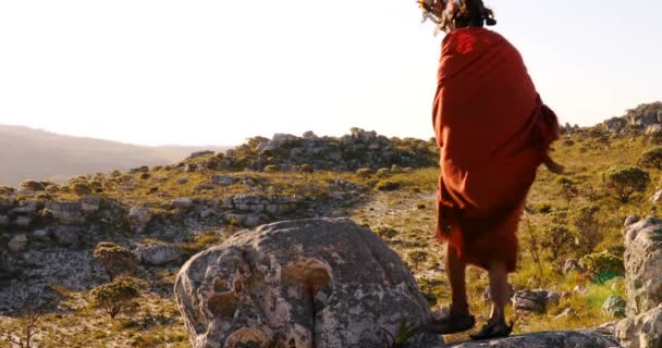 Tribal Hombre Pie Una Roca Campo — Vídeo de stock