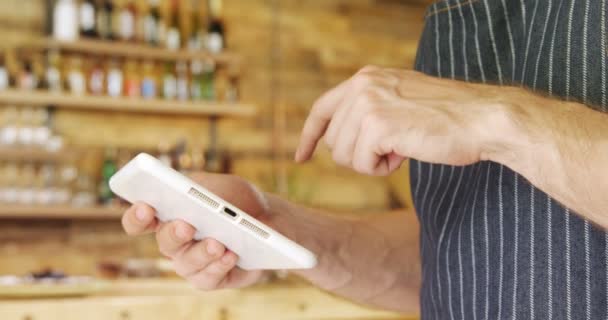 Sección Media Del Camarero Masculino Usando Tableta Digital Cafetería — Vídeo de stock