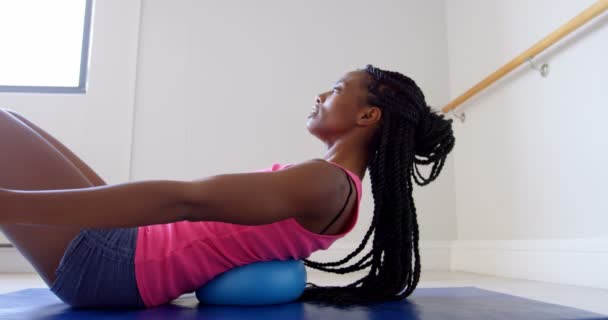 Vista Lateral Mujer Estiramiento Gimnasio — Vídeos de Stock