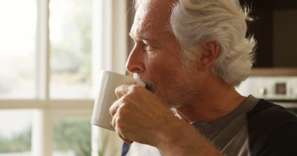 Pensiero Uomo Anziano Che Prende Caffè Cucina Casa — Video Stock