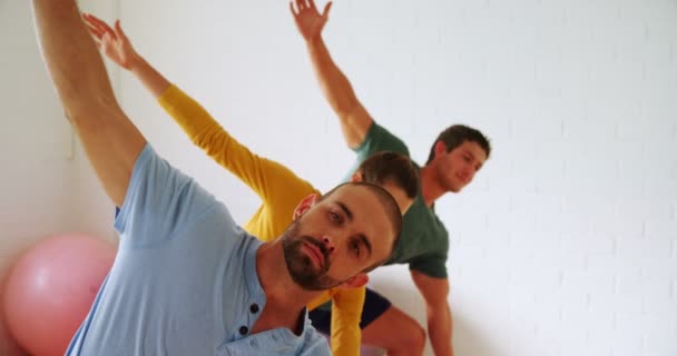Groep Mensen Doen Yoga Bij Fitnessstudio — Stockvideo