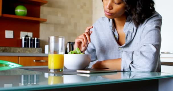 Mujer Reflexiva Teniendo Comida Cocina Casa — Vídeo de stock