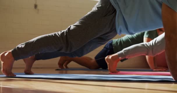Bir Grup Insan Fitness Stüdyosu Yoga Yaparken — Stok video