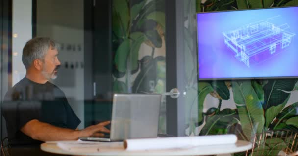 Erkek Yönetici Toplantı Salonunun Ofisinde Içinde Dizüstü Bilgisayar Kullanarak — Stok video