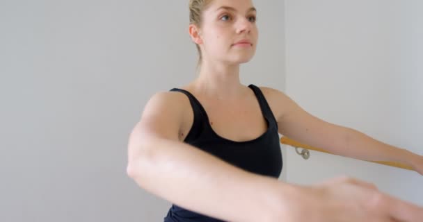 Grupp Kvinnor Som Utövar Barre Fitnesstudio — Stockvideo