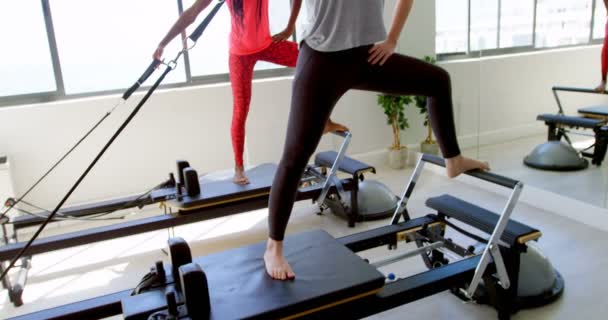 Grupo Mujeres Haciendo Ejercicio Máquina Estiramiento Gimnasio — Vídeo de stock