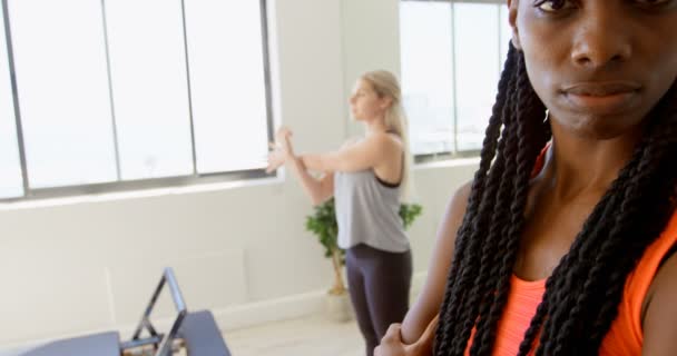 Detail Ženy Při Pohledu Fotoaparát Fitness Studiu — Stock video