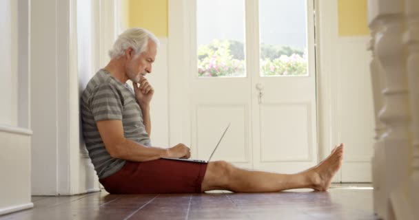 Seitenansicht Eines Älteren Mannes Mit Laptop Hause — Stockvideo