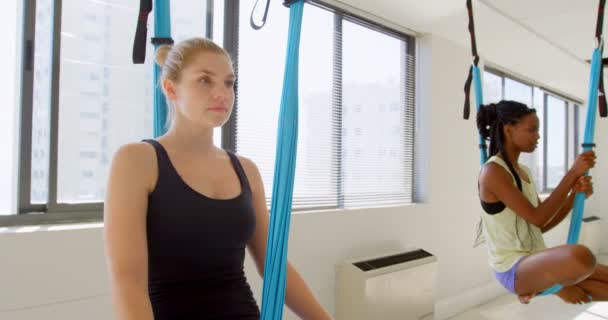 Groep Vrouwen Uitoefenen Hangmat Schommel Fitness Studio — Stockvideo