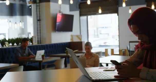 Schöne Frau Mit Laptop Und Handy Café — Stockvideo