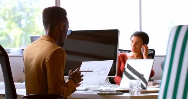 Männliche Führungskraft Überprüft Bauplan Schreibtisch Büro — Stockvideo