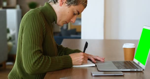 Executive Office Kafeteryada Laptop Kullanırken Günlüğü Yazma — Stok video