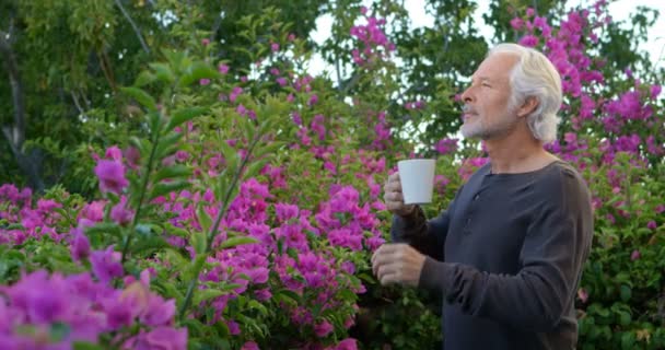 Tankeväckande Senior Man Har Kaffe Homeyard — Stockvideo