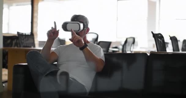 Executivo Usando Fone Ouvido Realidade Virtual Sofá Escritório — Vídeo de Stock