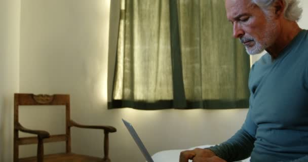 Κοντινό Πλάνο Του Ανώτερος Άνθρωπος Χρησιμοποιώντας Laptop Στο Κρεβάτι Στην — Αρχείο Βίντεο