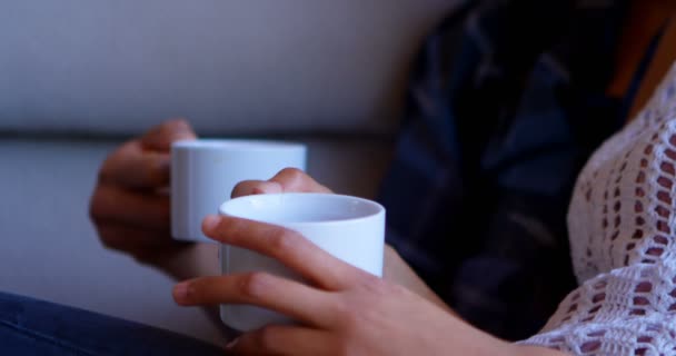 Kahve Kanepe Üzerinde Çiftin Yakın Çekim — Stok video