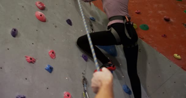 ボルダリング で人工壁を登る女性支援コーチ — ストック動画