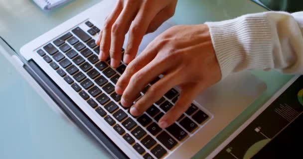 家でノート パソコンを使用しながらメモ帳に書いているその男をクローズ アップ — ストック動画
