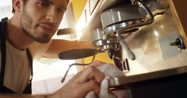 Männlicher Kellner Reinigt Kaffeemaschine Café — Stockvideo