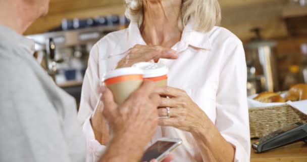 Крупный План Пожилой Пары Кофейными Чашками Разговаривающей Друг Другом Кафе — стоковое видео