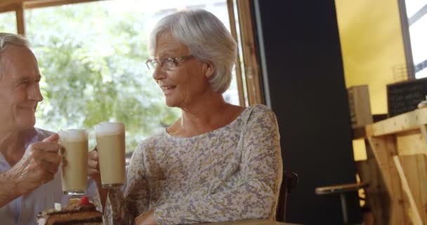 Romantiska Senior Par Rosta Kaffe Glasögon Och Kyssar Café — Stockvideo