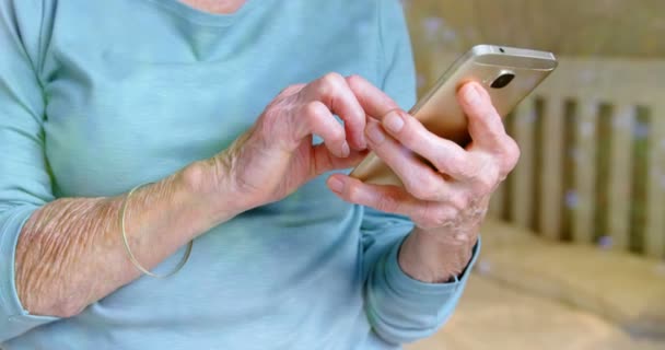 Mittelteil Der Seniorin Mit Mobiltelefon Hause — Stockvideo