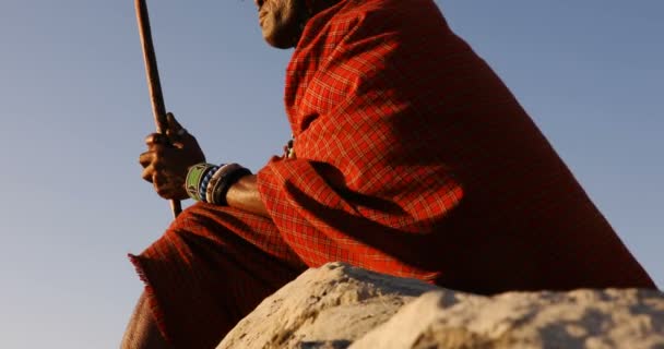 在乡村的岩石上放松的部落男子4K — 图库视频影像