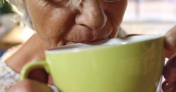 Närbild Senior Kvinna Dricker Kaffe Café — Stockvideo