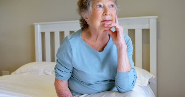 Senior Mulher Sentada Cama Quarto Casa — Vídeo de Stock