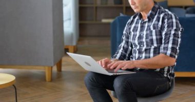 Erkek icra laptop kullanma office 4 k