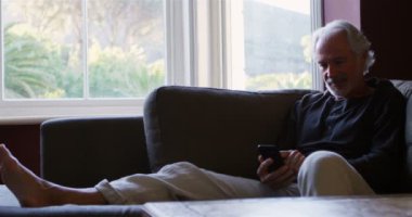 Komuta sizde cep telefonuyla kanepeye ev 4 k