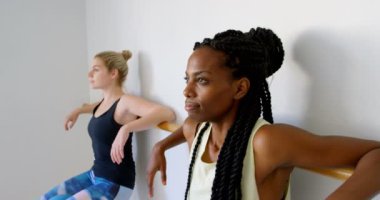 Kadın fitness stüdyosu 4 k barre üzerinde egzersiz grubu