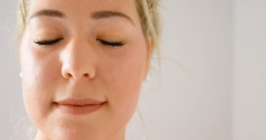 Kadın fitness stüdyosu 4 k kamerada bakarak Close-up