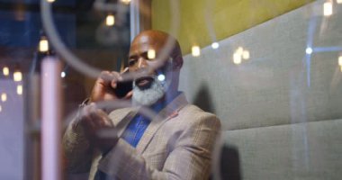 4 k 4 k telefonda konuşurken el hareketi üst düzey iş adamı