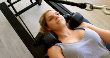Kürek makine fitness Studio 4 k direnç bands ile egzersiz yaparak kadın