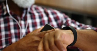 Mutlu üst düzey erkek yönetici SmartWatch kullanma office 4 k