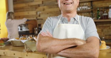 4k kafede gülümseyen garson portresi