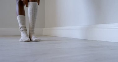 Fitness stüdyosu 4 k çorap giyen kadın düşük bölümü