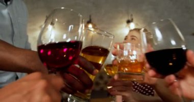 Restoranda 4 k eğleniyor arkadaş grubu