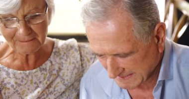 4 k kafede bir roman okuma üst düzey çiftin yakın çekim