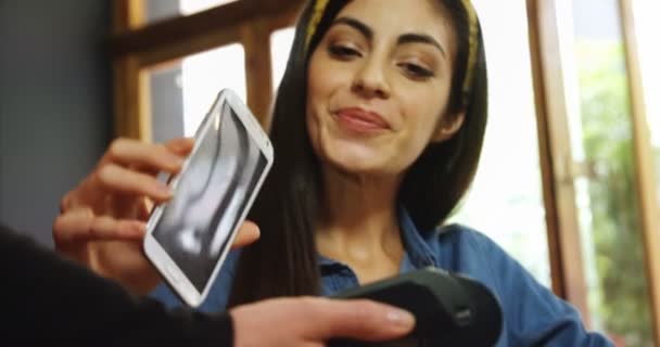 Vrouwelijke Klant Betaling Mobiele Telefoon Maken Café — Stockvideo