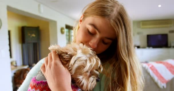 美丽的女人抱着她的狗在家里4K — 图库视频影像