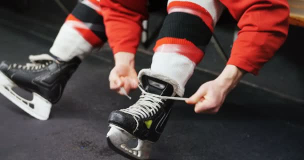 Junge Männliche Eishockeyspieler Binden Schlittschuh Umkleidekabine — Stockvideo